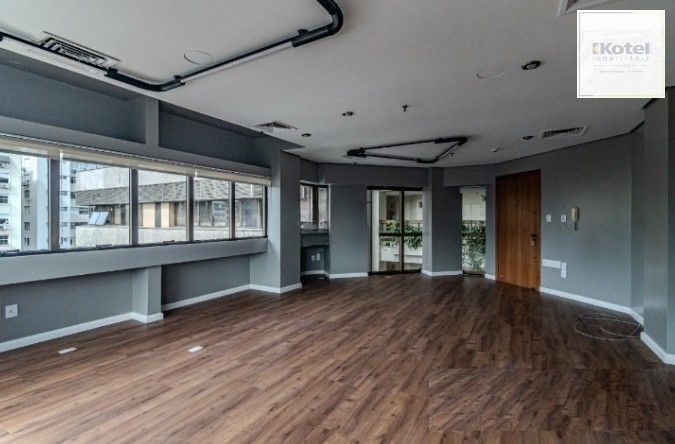 Oportunidade de Investimento. Sala Comercial para venda já locada no bairro Moinhos de Vento. Invista com segurança e rentabilidade imediata.