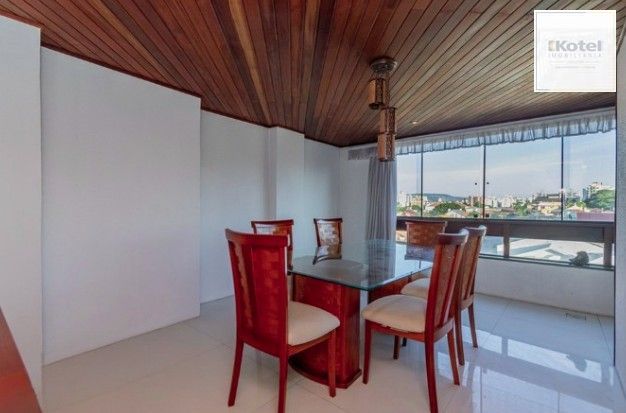 Linda cobertura de 4 dormitórios,1 suíte , 4 banheiros para venda, 4 vagas de garagens cobertas e escrituradas, 1 terraço com deck, piscina e churrasqueira no bairro Jardim Lindóia em Porto Alegre/RS. — foto 3