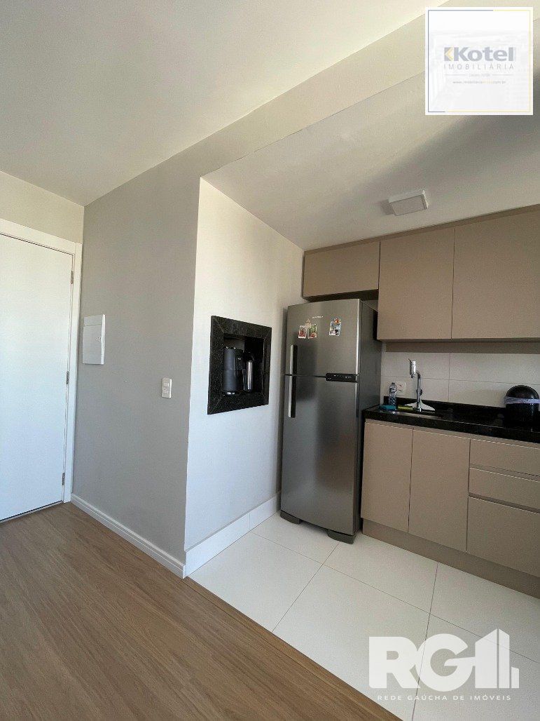Apartamento, 2 Quartos Semimobiliado, churrasqueira, 1 vaga - Menino Deus