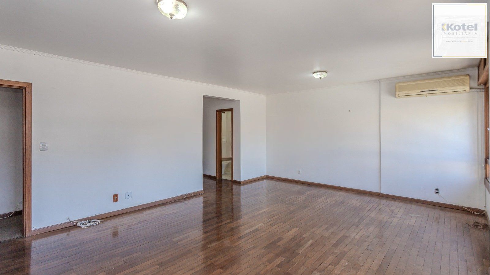 Apartamento semimobiliado de 140 m² privativos no bairro Mont'Serrat
