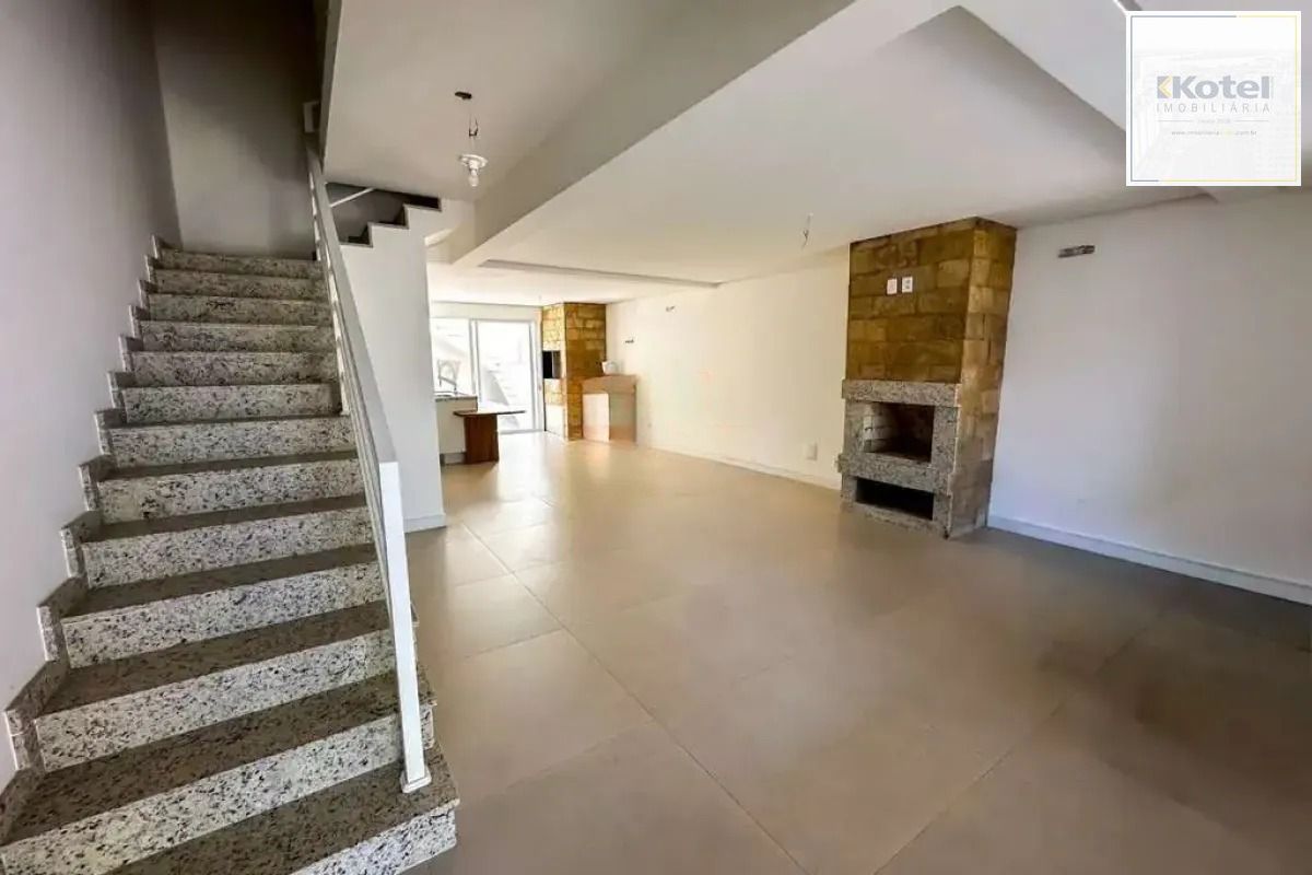 Casa com 3 dormitórios, suíte, churrasqueira, lareira e 2 vagas de garagem.