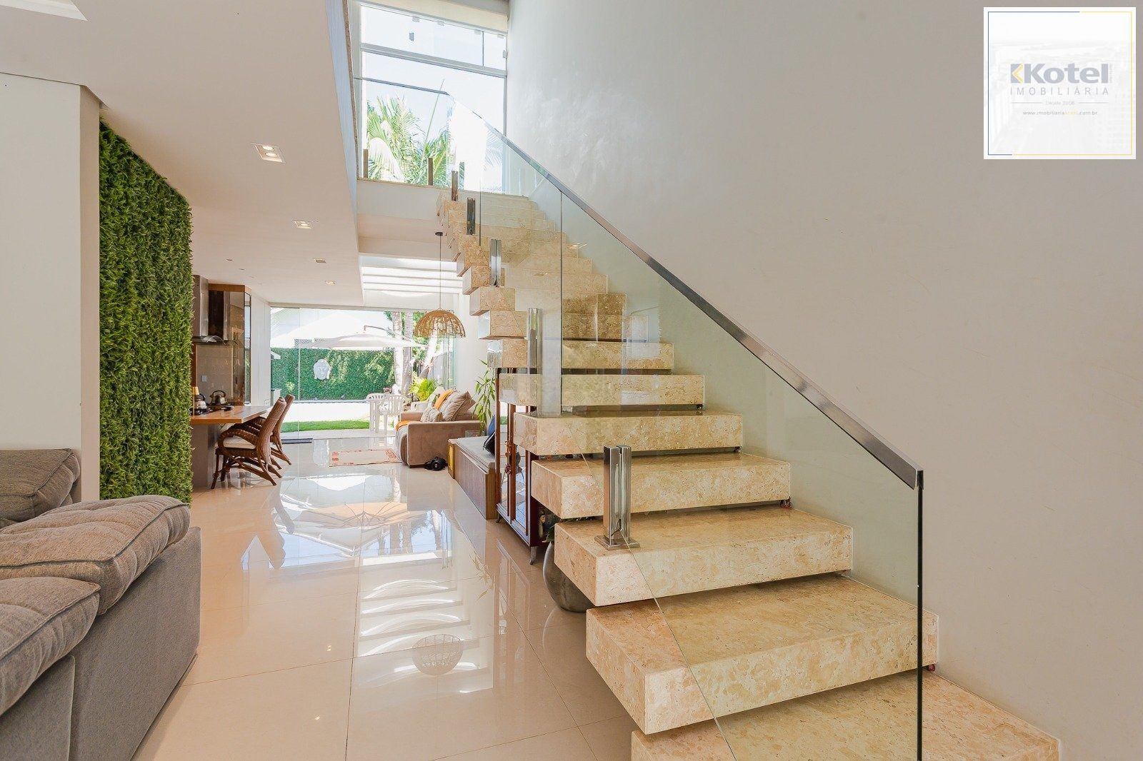 Casa de alto padrão com elevador e piscina em condomínio no Passo das Pedras