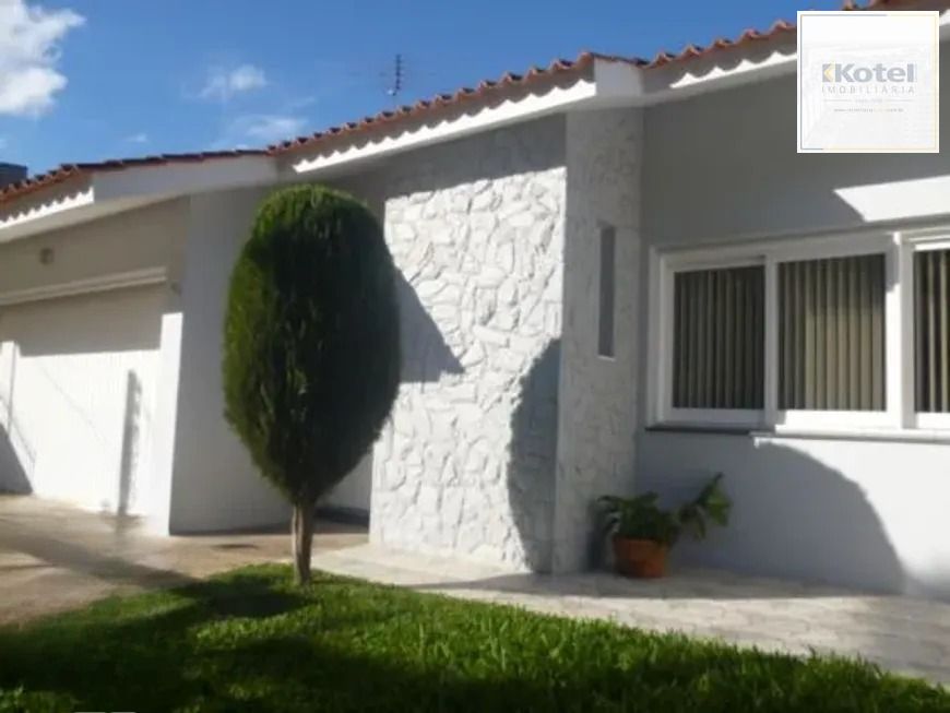 Casa térrea com 3 dormitórios, suíte e 3 vagas.