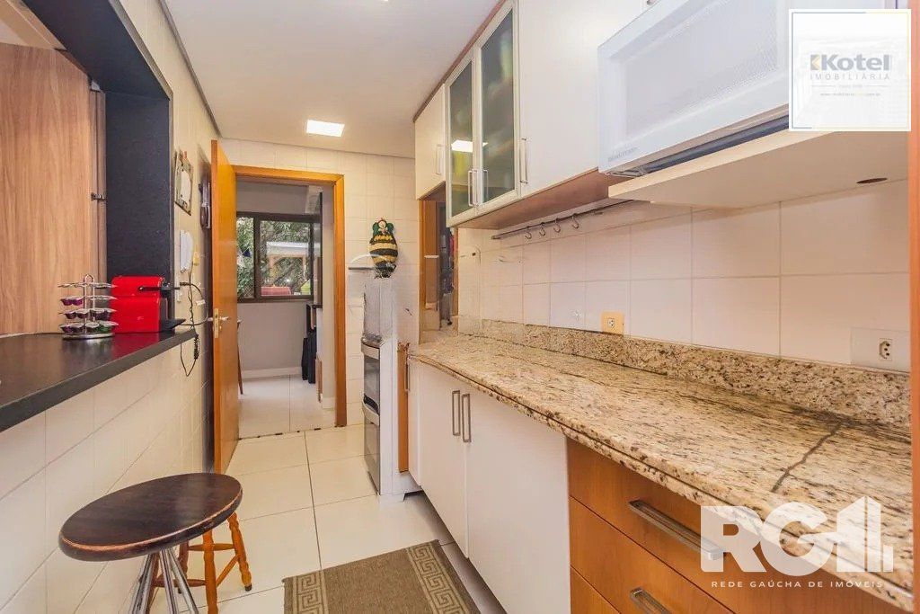 Apartamento com 94m², 3 quartos, 1 suíte, 2 vagas, no bairro Cristo Redentor em Porto Alegre..