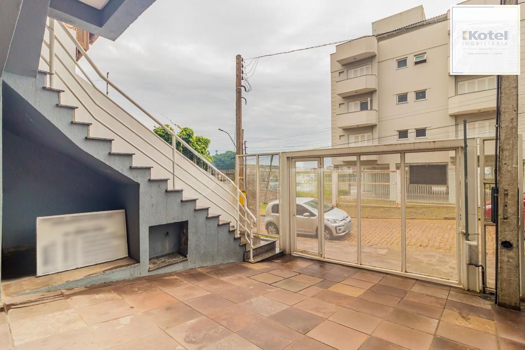 Casa com 3 dormitórios, suíte, lavabo e amplo pátio.