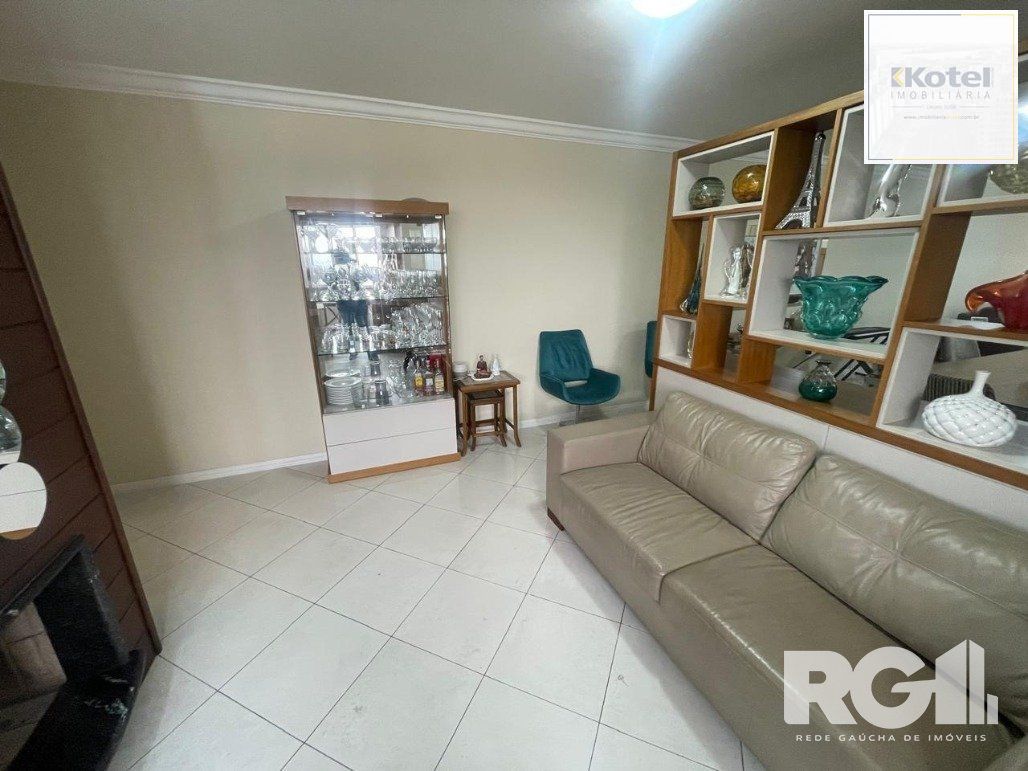 Apartamento com 3 dormitórios, 1 suíte, lavabo, 2 vagas cobertas, semimobiliado, churrasqueira e lareira.