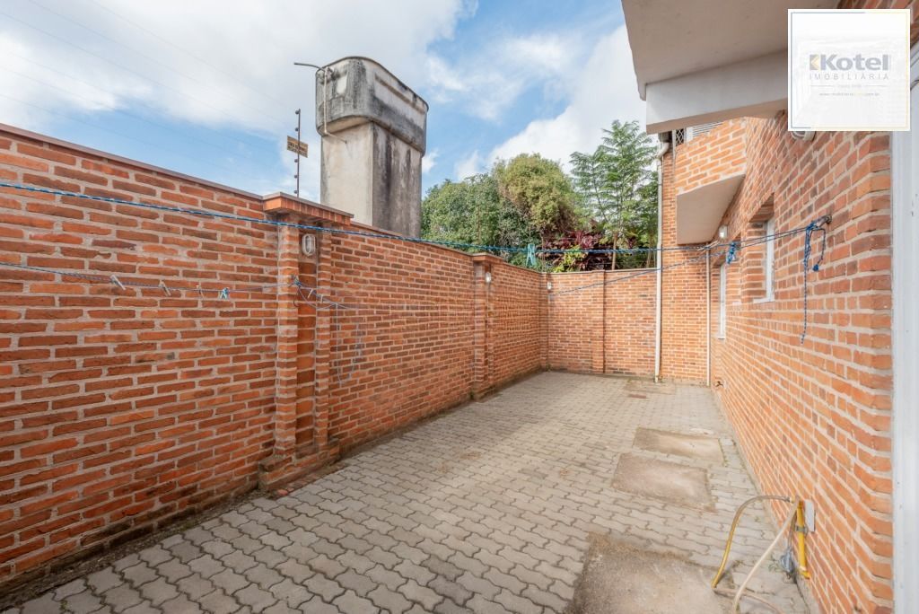 Casa com 4 dormitórios, suíte, churrasqueira e 4 vagas