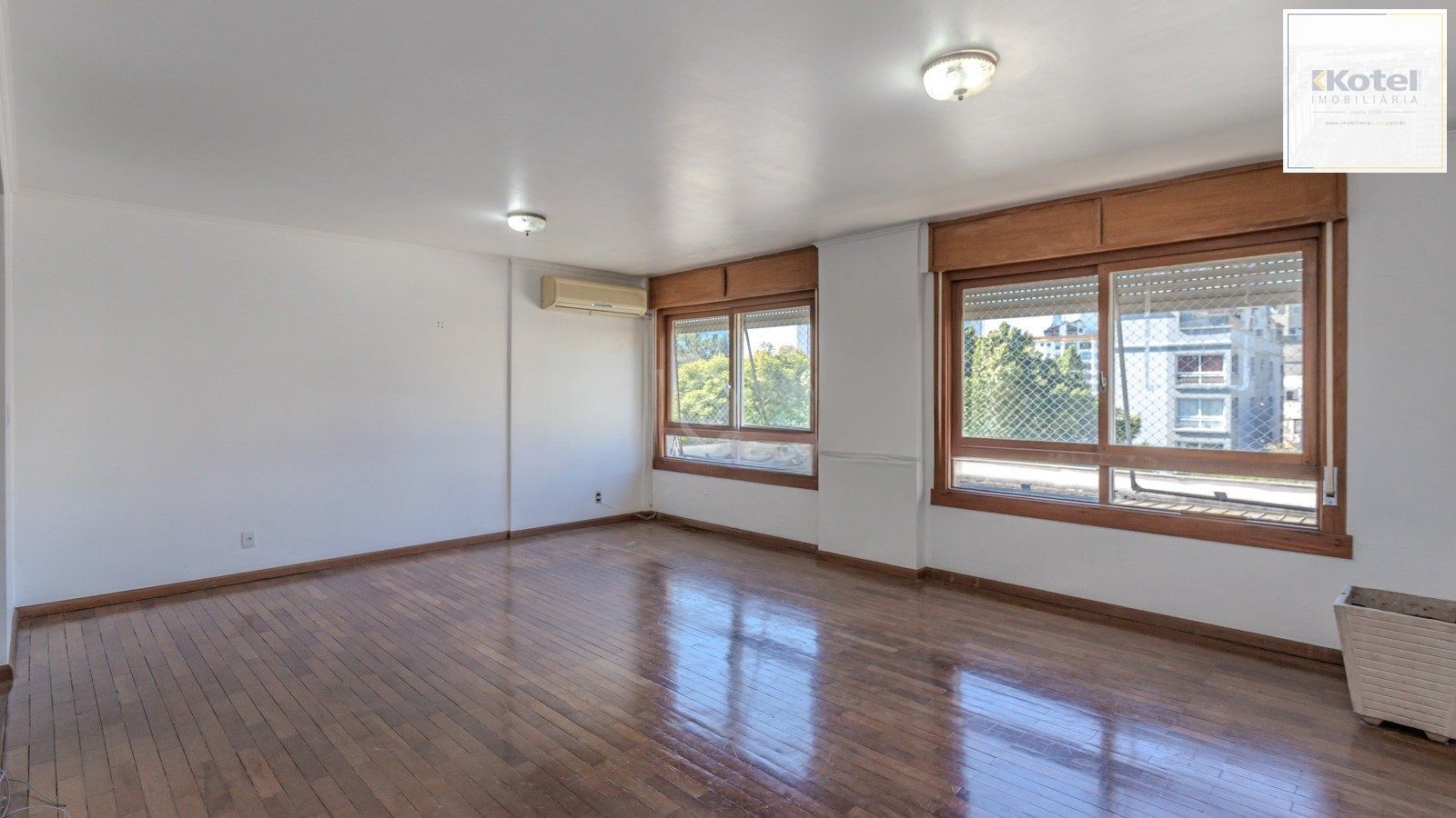 Apartamento semimobiliado de 140 m² privativos no bairro Mont'Serrat