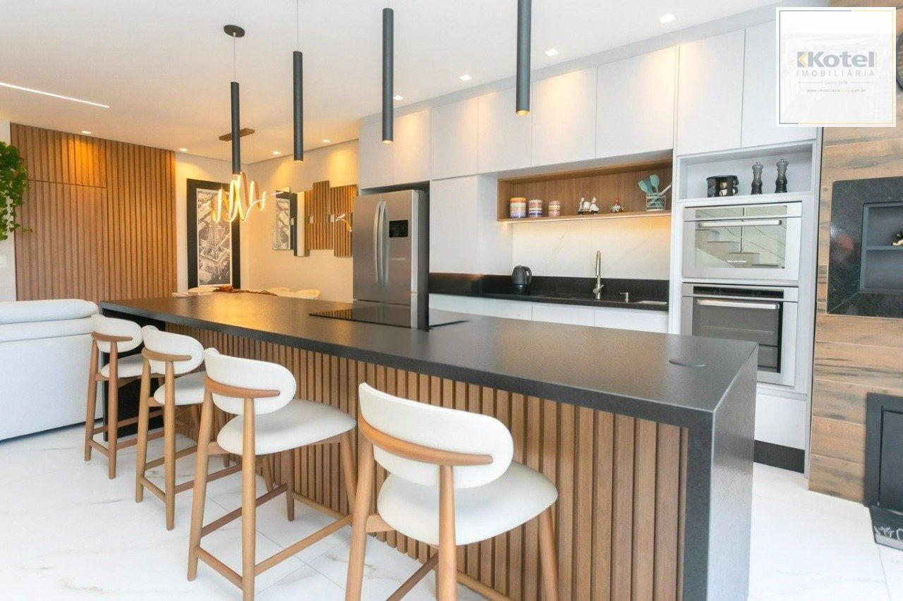 Casa porteira fechada com 3 suítes na Zona Norte de Porto Alegre