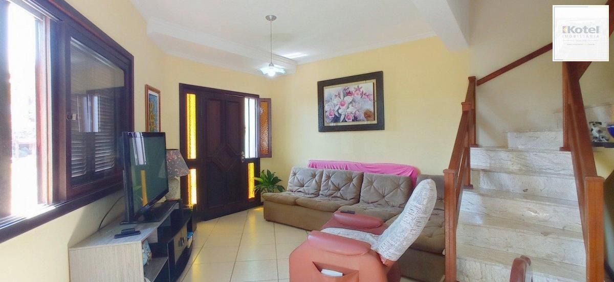 Casa com 4 dormitórios, sótão e amplo pátio próxima ao Hospital Cristo Redentor
