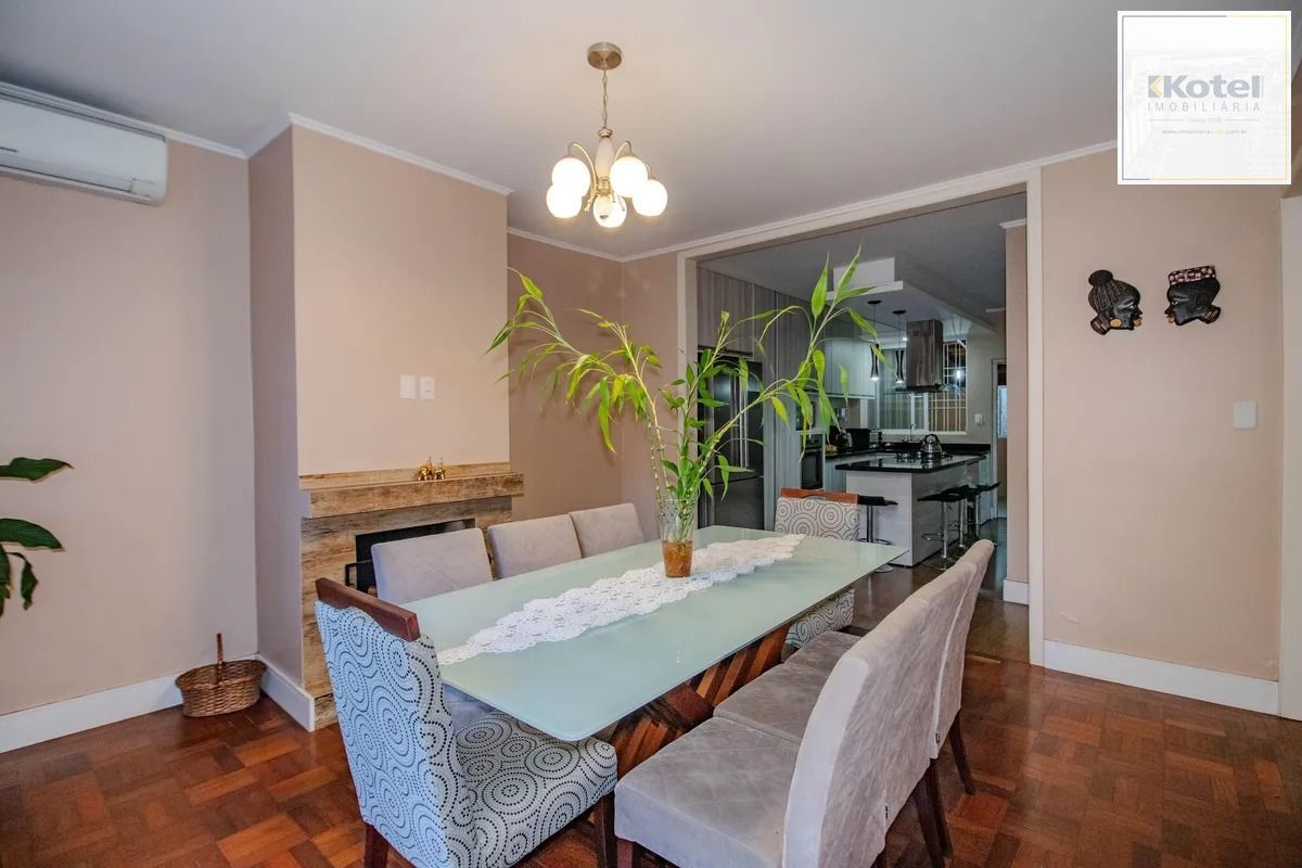 Casa Reformada com 5 Dormitórios e Amplo Pátio