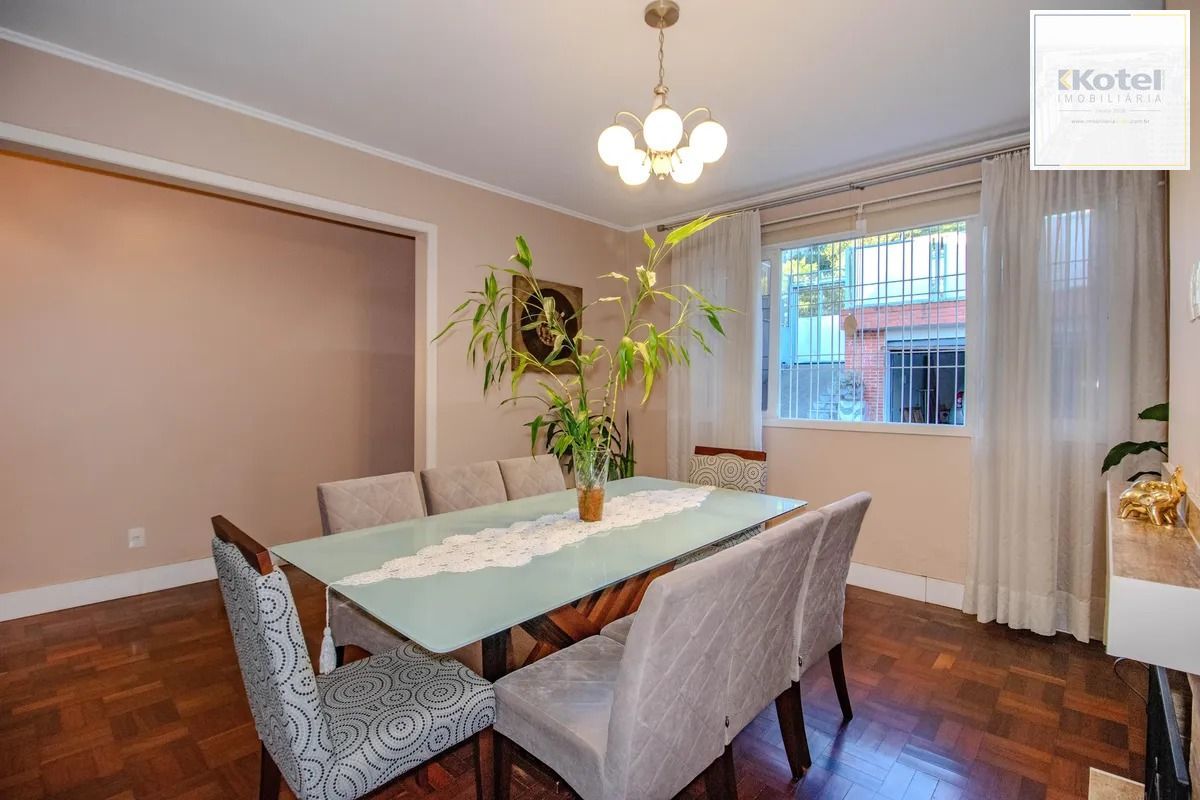 Casa Reformada com 5 Dormitórios e Amplo Pátio