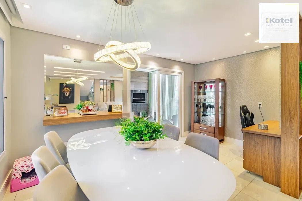 Casa térrea com 3 dormitórios, suíte e 2 vagas.