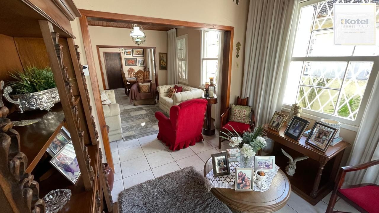 Casa com pátio com 3 dormitórios, 2 banheiros e 4 vagas. — foto 4