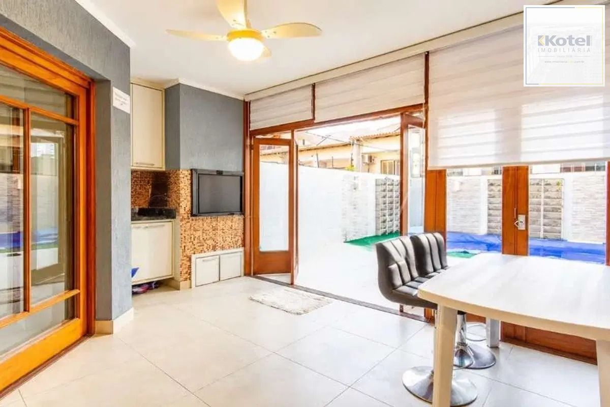 Casa com 3 dormitórios, suíte, churrasqueira e piscina.