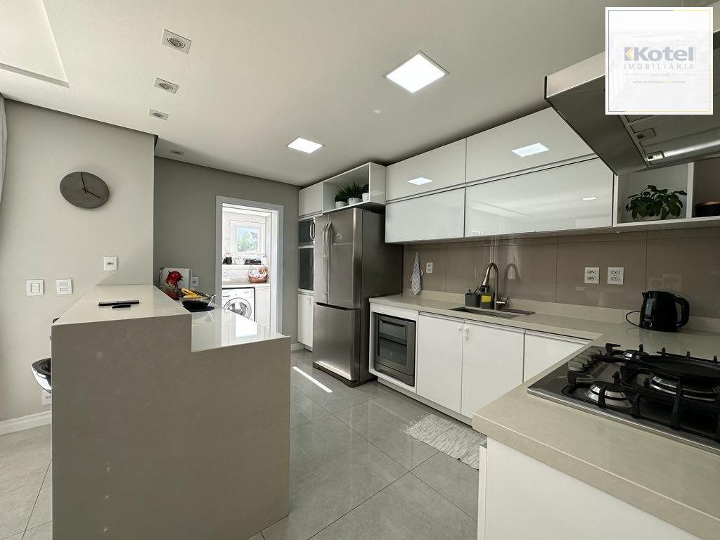 Casa em condomínio com 3 dormitórios, suíte master, espaço gourmet com piscina.