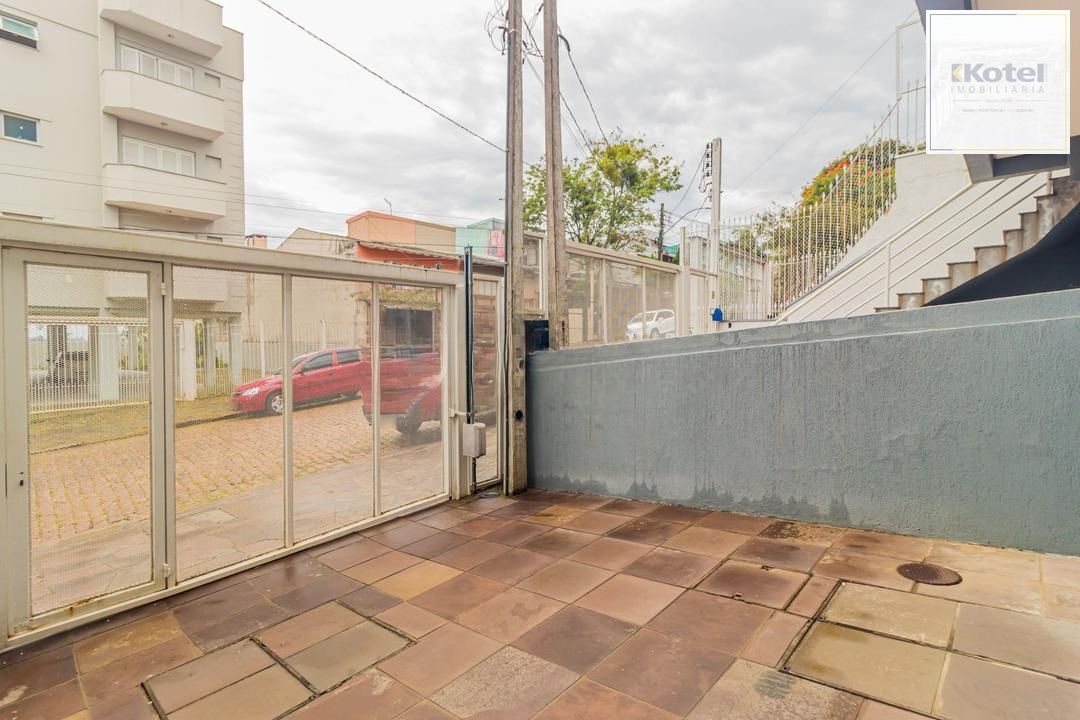 Casa com 3 dormitórios, suíte, lavabo e amplo pátio.