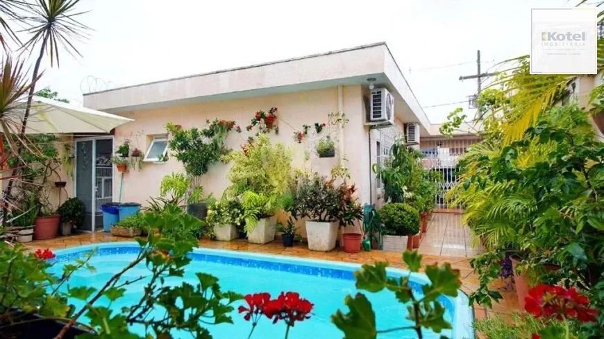 Casa térrea, 159m² privativos, patio com piscina, no Bairro São Sebastião. — foto 2