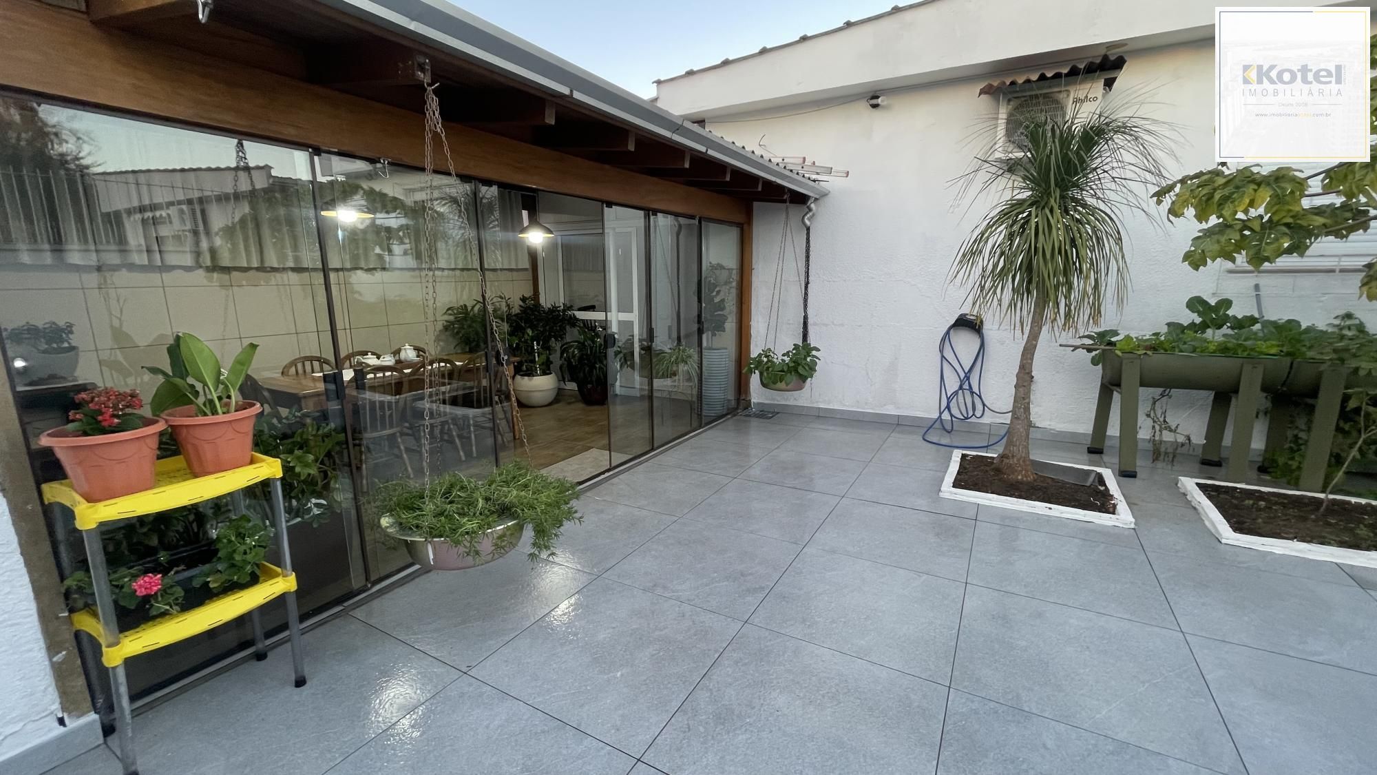 Casa com 3 dormitórios, suíte, churrasqueira, espaço gourmet e amplo pátio.