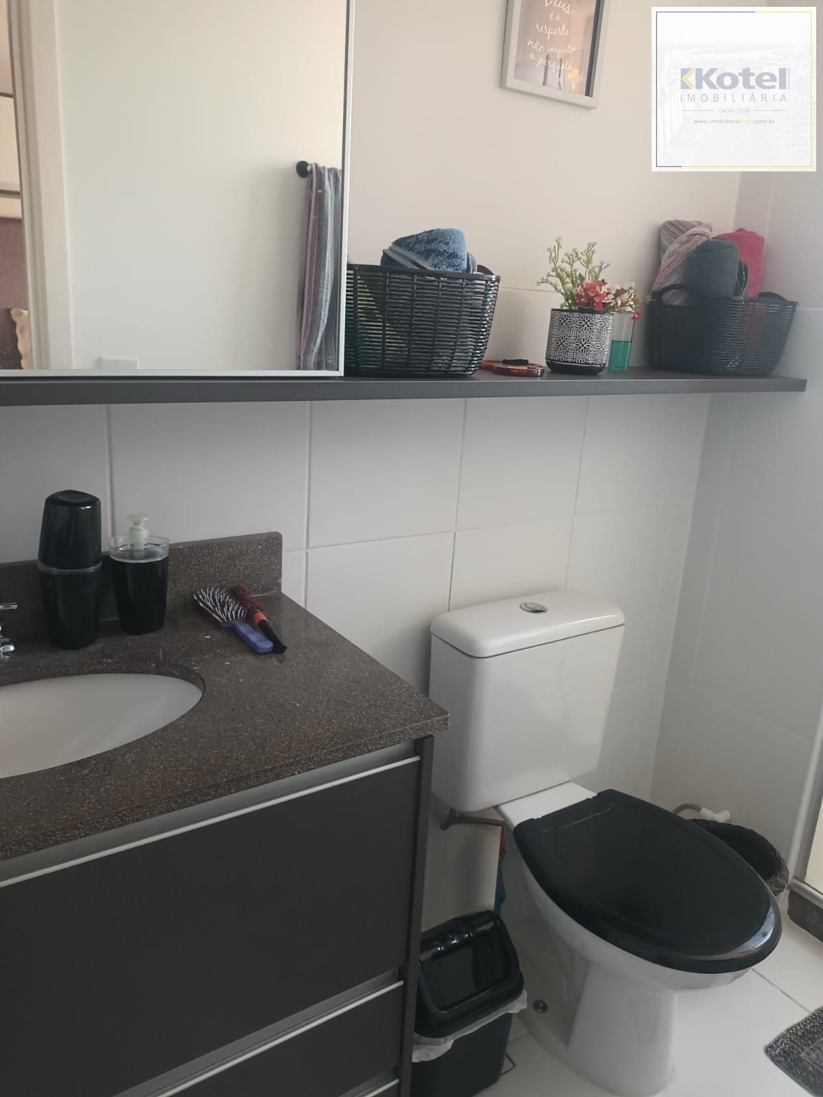 Apartamento de 3 dormitórios com living estendido, semi mobiliado, suíte e churrasqueira.