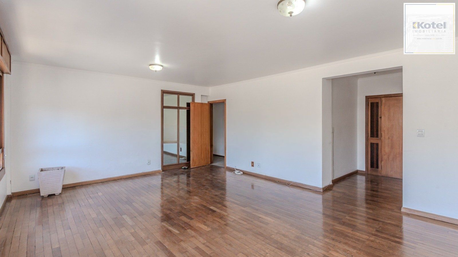 Apartamento semimobiliado de 140 m² privativos no bairro Mont'Serrat