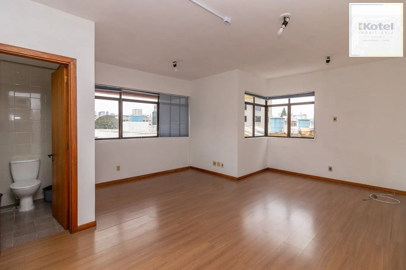 Sala a com 40m² privativos vaga e elevador, na Rua Barão do Gravataí, Menino Deus - Porto Alegre.
