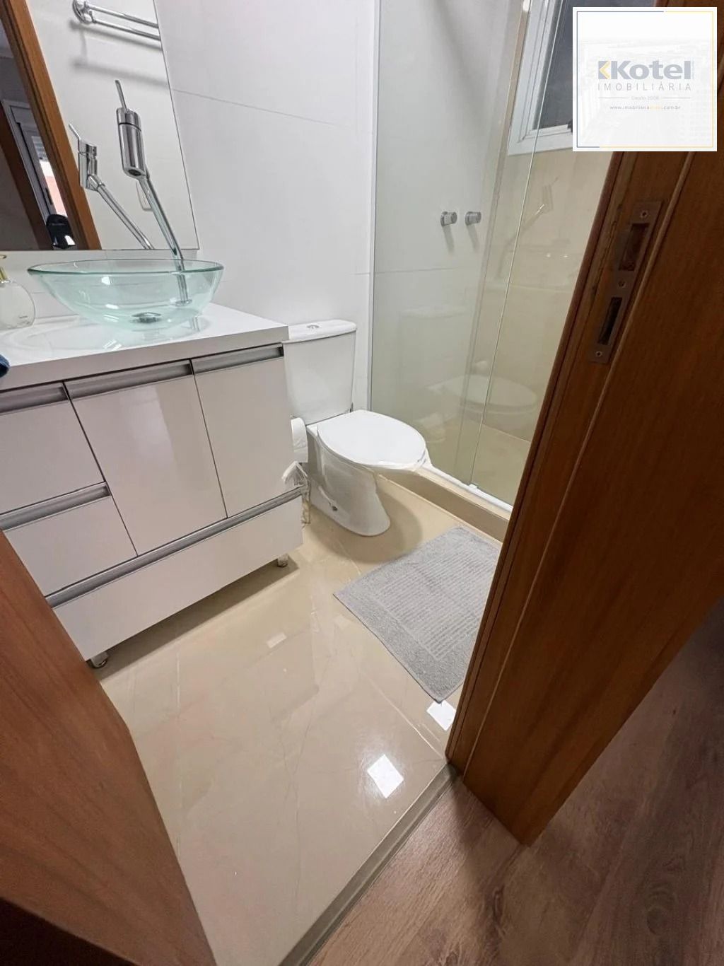 Apartamento com 2 dormitórios, suíte, sacada e churrasqueira. — foto 4