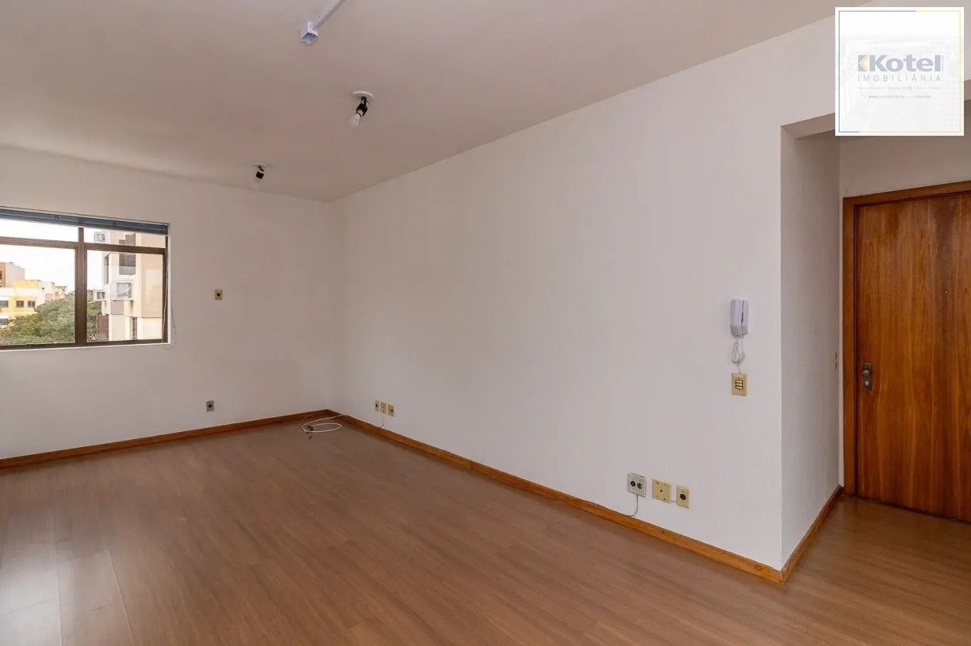 Sala a com 40m² privativos vaga e elevador, na Rua Barão do Gravataí, Menino Deus - Porto Alegre.