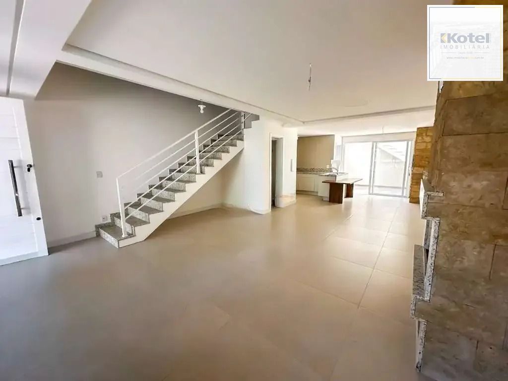 Casa com 3 dormitórios, suíte, churrasqueira, lareira e 2 vagas de garagem.