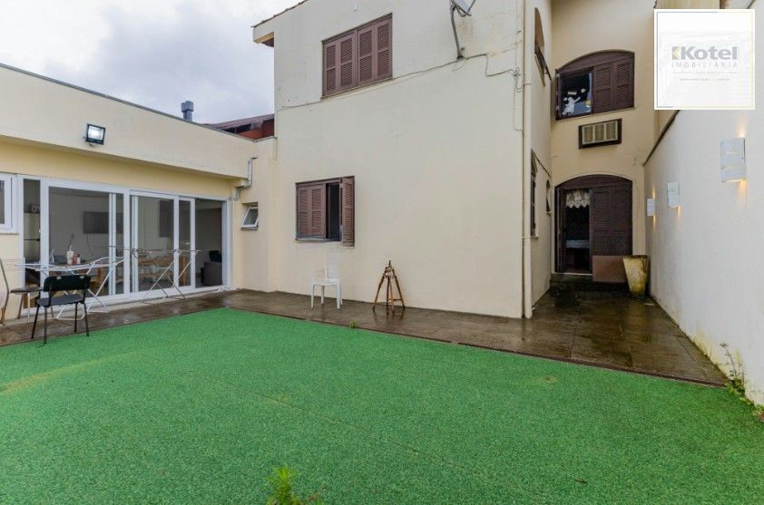 Casa com pátio e churrasqueira em frente à praça – Jardim Sabará