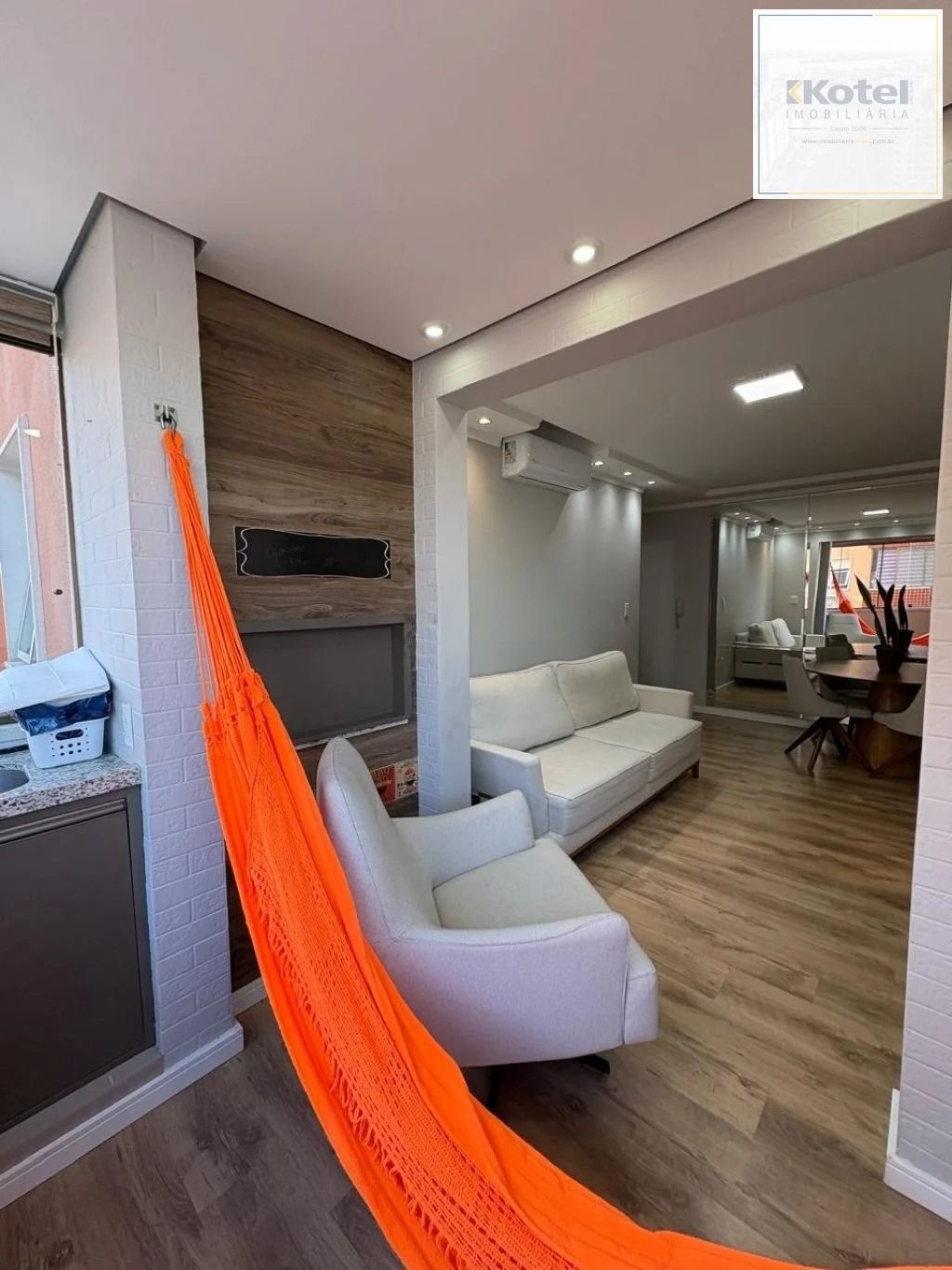 Apartamento com 2 dormitórios, suíte, sacada e churrasqueira.