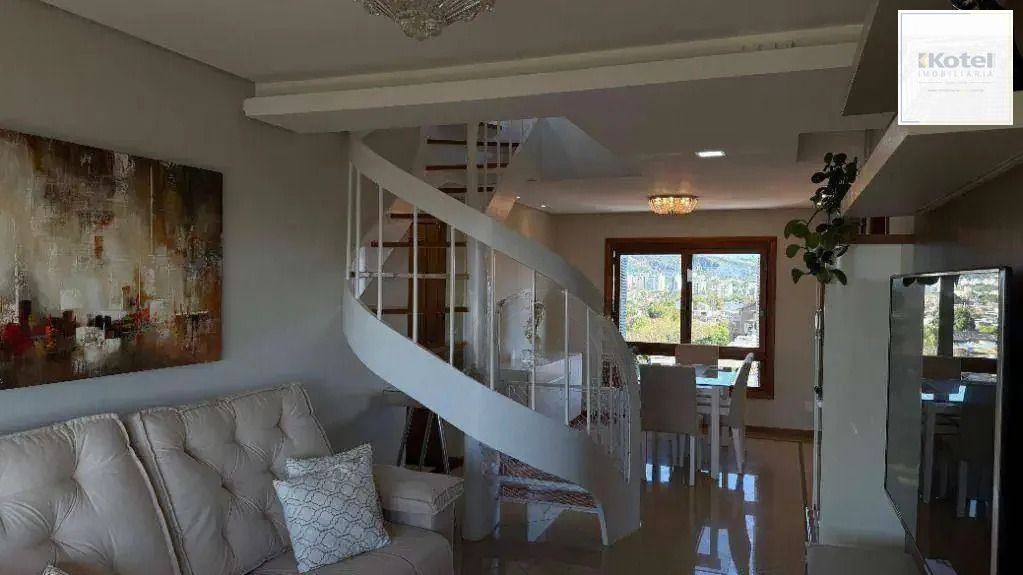 Cobertura com 4 dormitórios, 2 suítes, lavabo e 3 vagas de garagem.