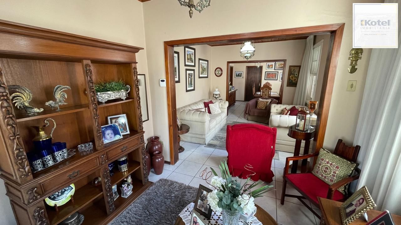 Casa com pátio com 3 dormitórios, 2 banheiros e 4 vagas. — foto 2