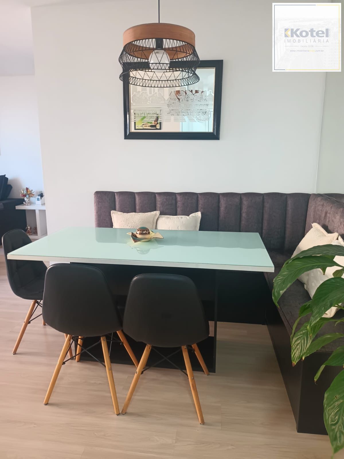Apartamento de 3 dormitórios com living estendido, semi mobiliado, suíte e churrasqueira.