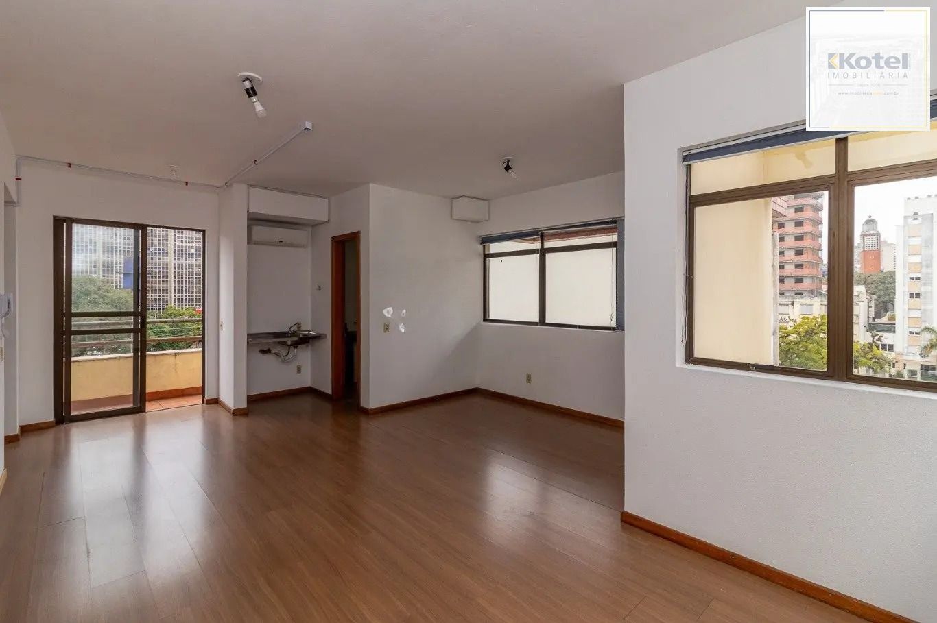 Sala a com 40m² privativos vaga e elevador, na Rua Barão do Gravataí, Menino Deus - Porto Alegre.