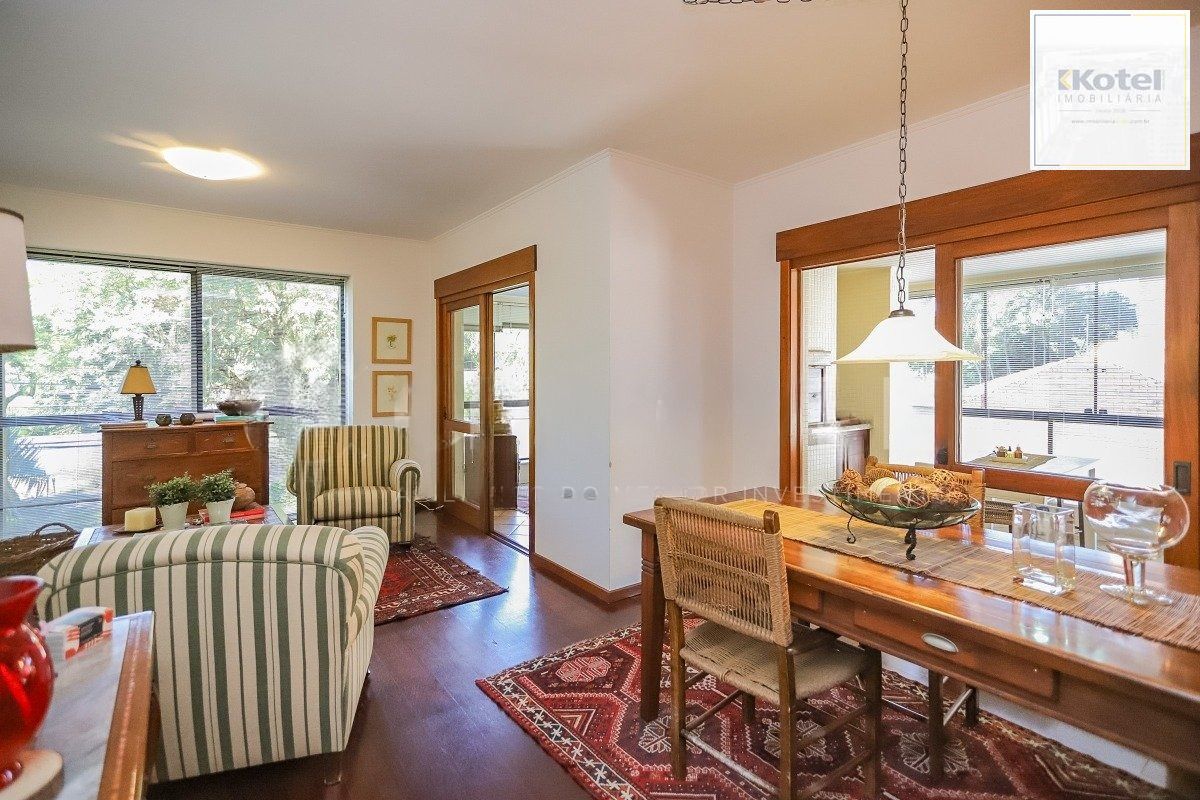 Apartamento com 3 dormitórios, suíte, 2 vagas e varanda com churrasqueira.