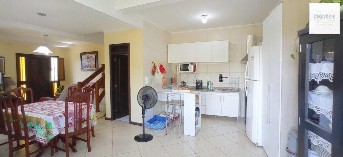 Casa com 4 dormitórios, sótão e amplo pátio próxima ao Hospital Cristo Redentor