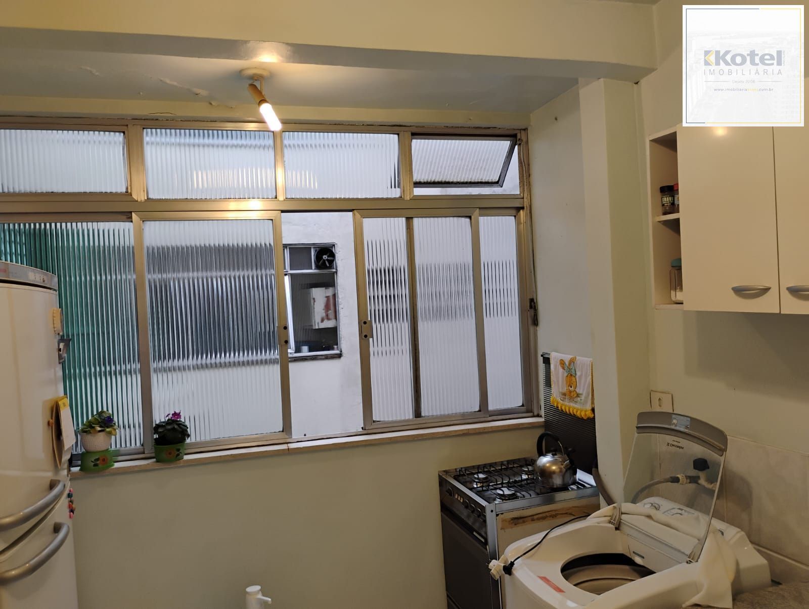 Apartamento 2 dormitórios, 67m², amplo e bem localizado na Av. Assis Brasil — foto 2