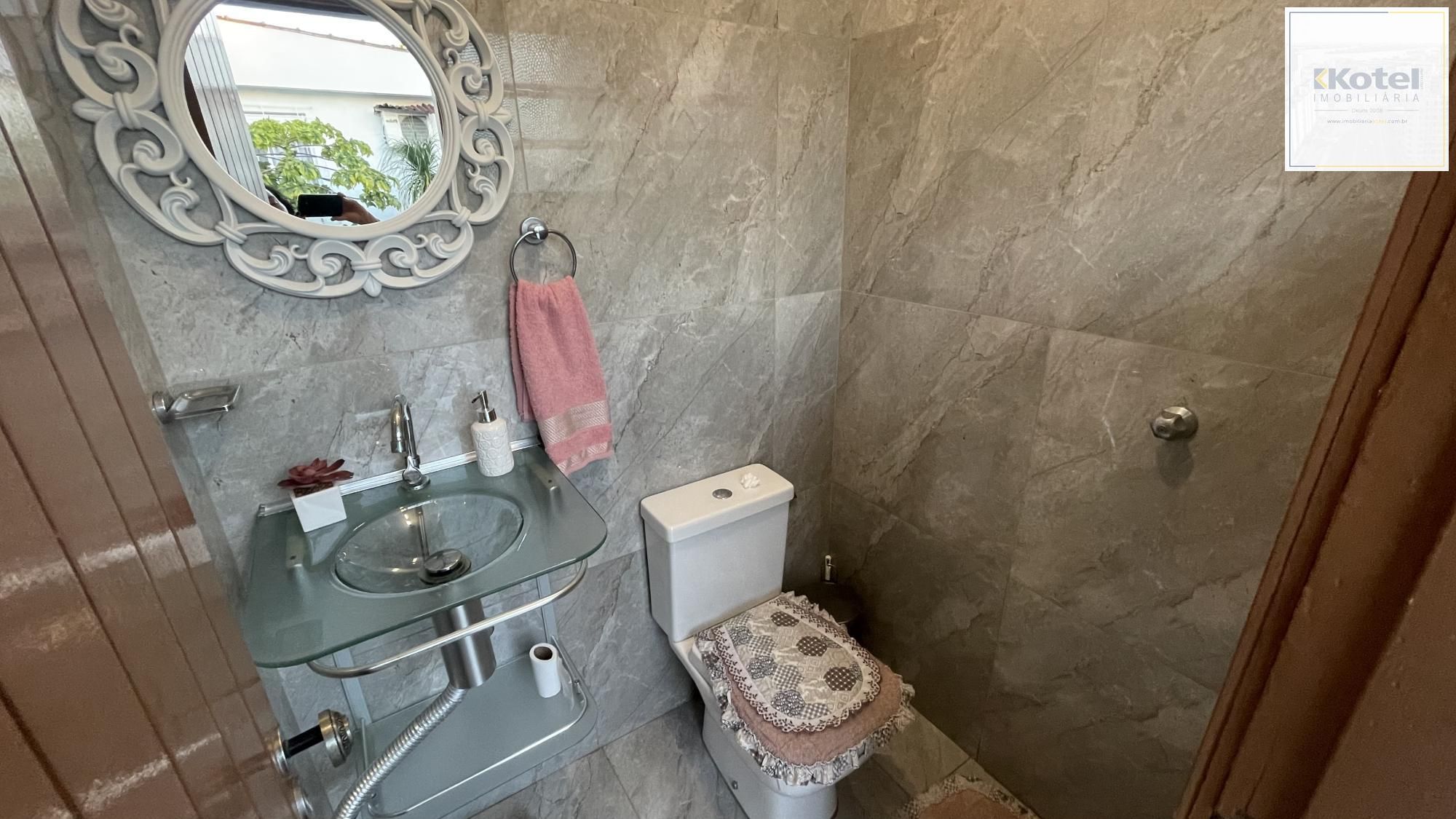 Casa com 3 dormitórios, suíte, churrasqueira, espaço gourmet e amplo pátio.
