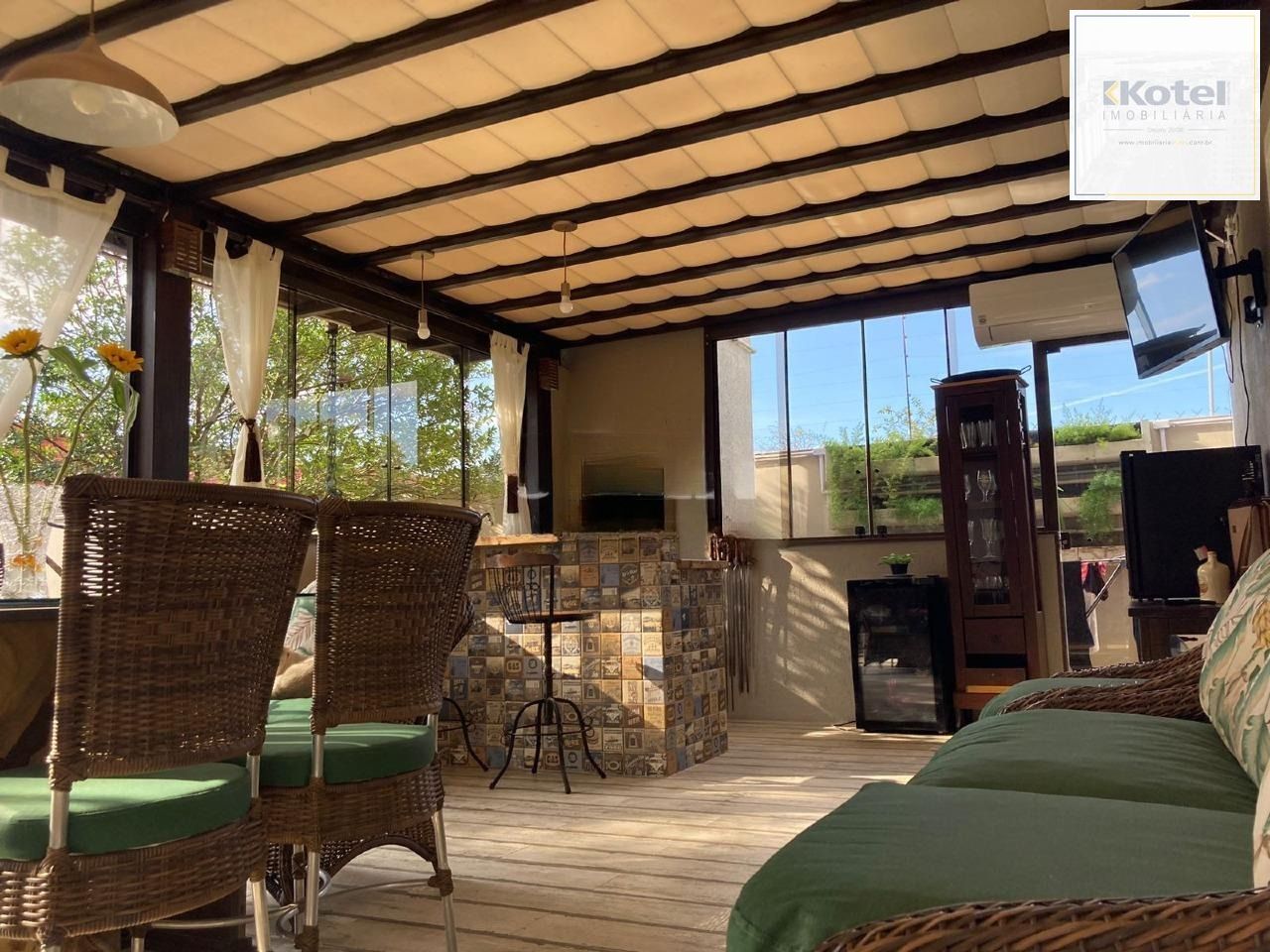 Casa/Sobrado Semimobiliado com 3 Dormitórios, Suíte e Amplo Pátio no Rio Branco