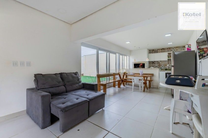 Casa com pátio e churrasqueira em frente à praça – Jardim Sabará