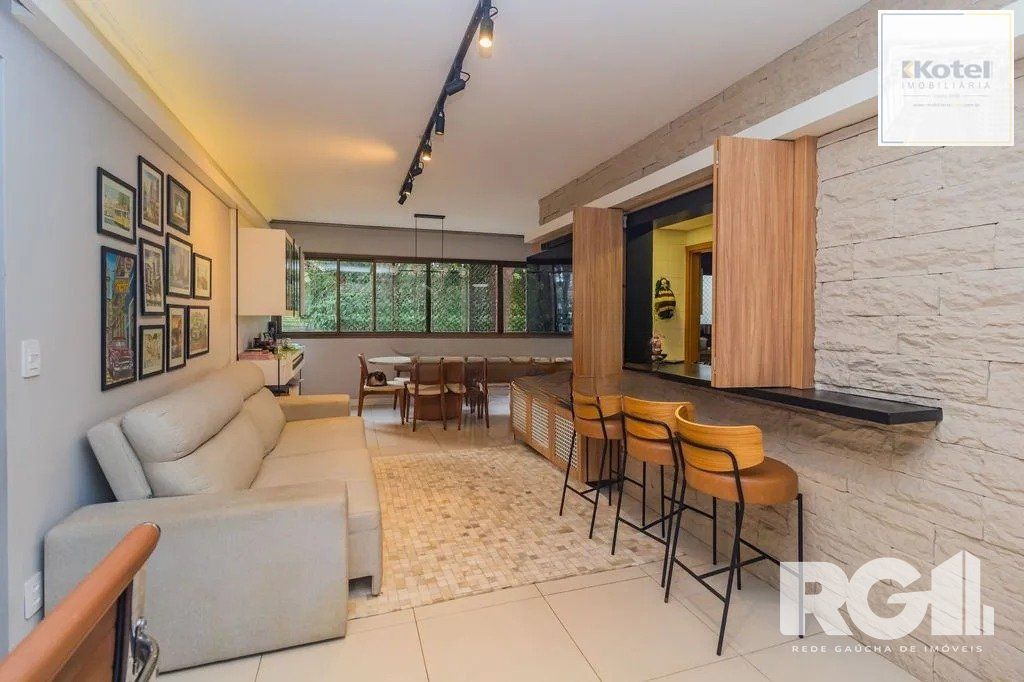 Apartamento com 94m², 3 quartos, 1 suíte, 2 vagas, no bairro Cristo Redentor em Porto Alegre..