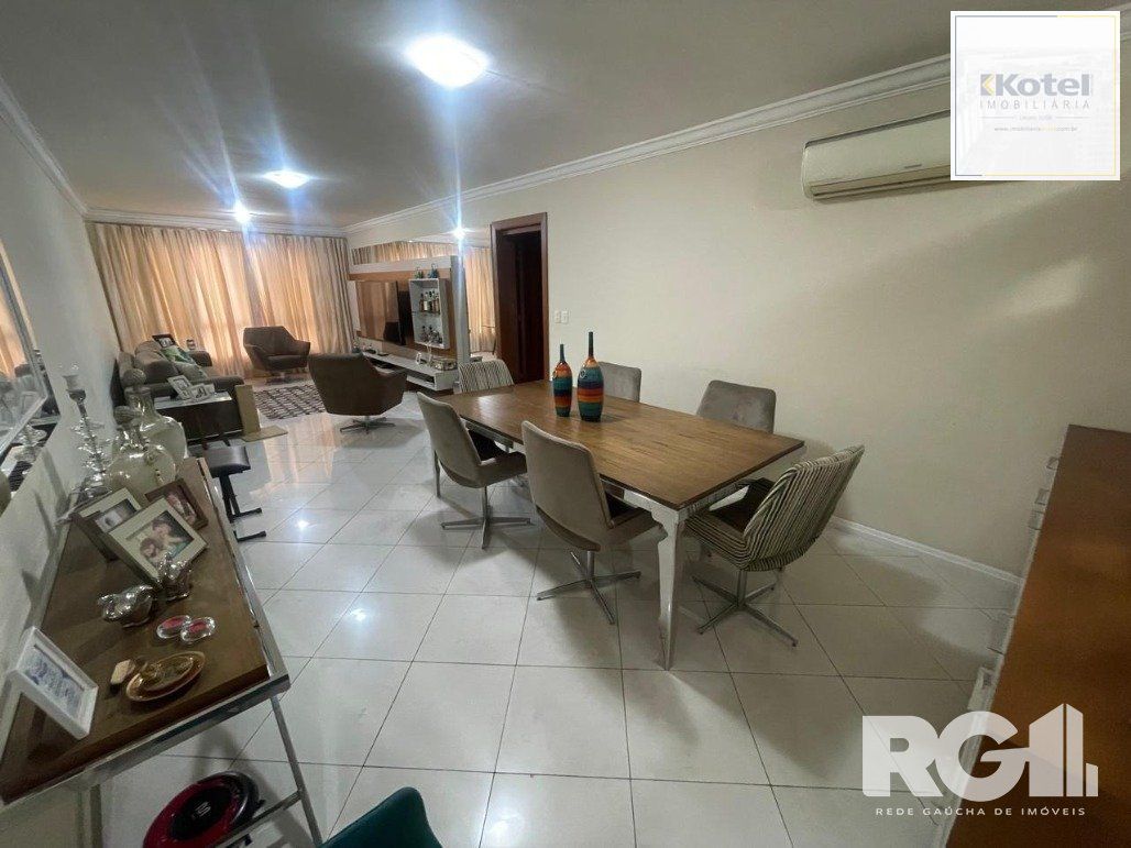 Apartamento com 3 dormitórios, 1 suíte, lavabo, 2 vagas cobertas, semimobiliado, churrasqueira e lareira.