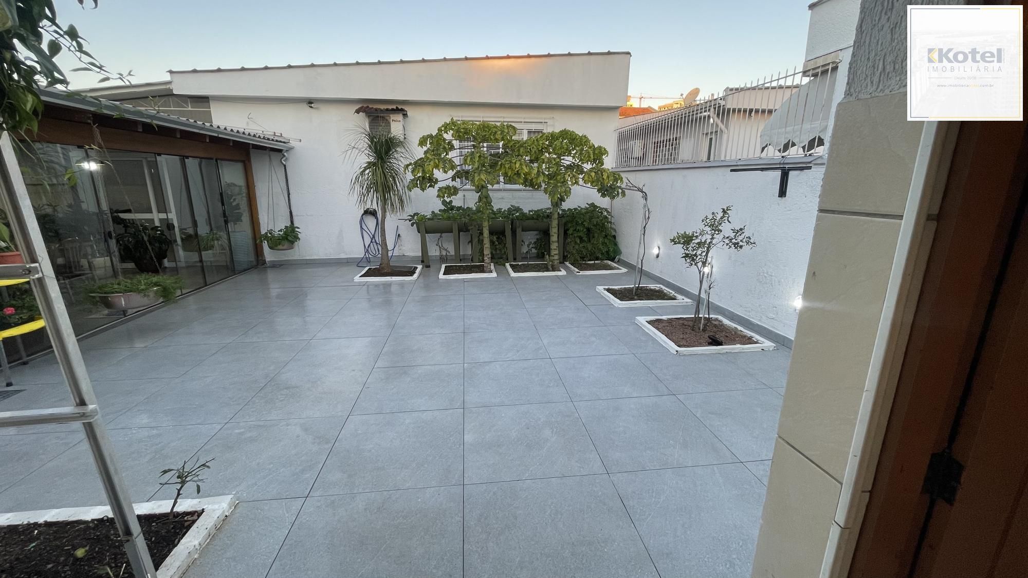 Casa com 3 dormitórios, suíte, churrasqueira, espaço gourmet e amplo pátio.