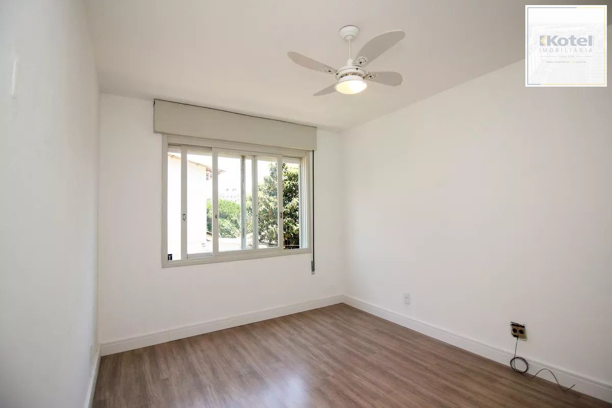 Apartamento com 2 dormitórios, banheiro auxiliar e 2 vagas cobertas. — foto 2