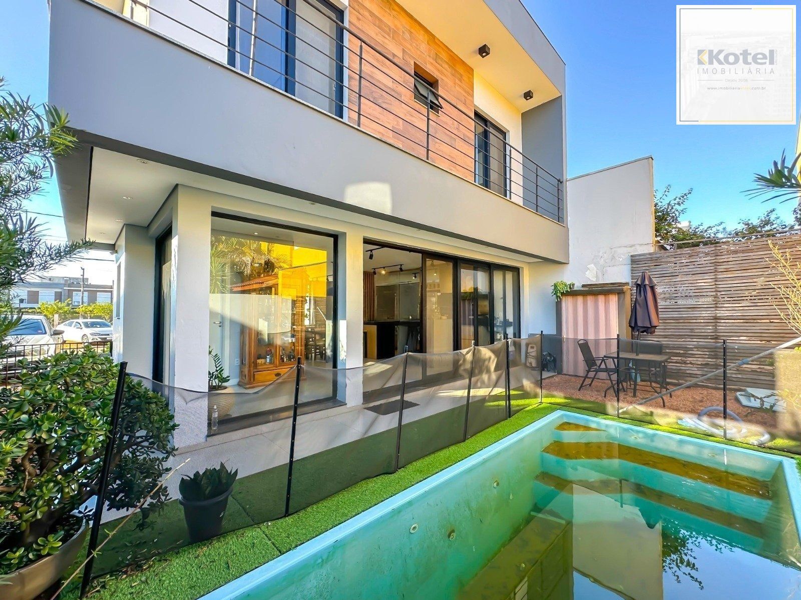 Casa em condomínio com piscina e suíte no Jardim Itu