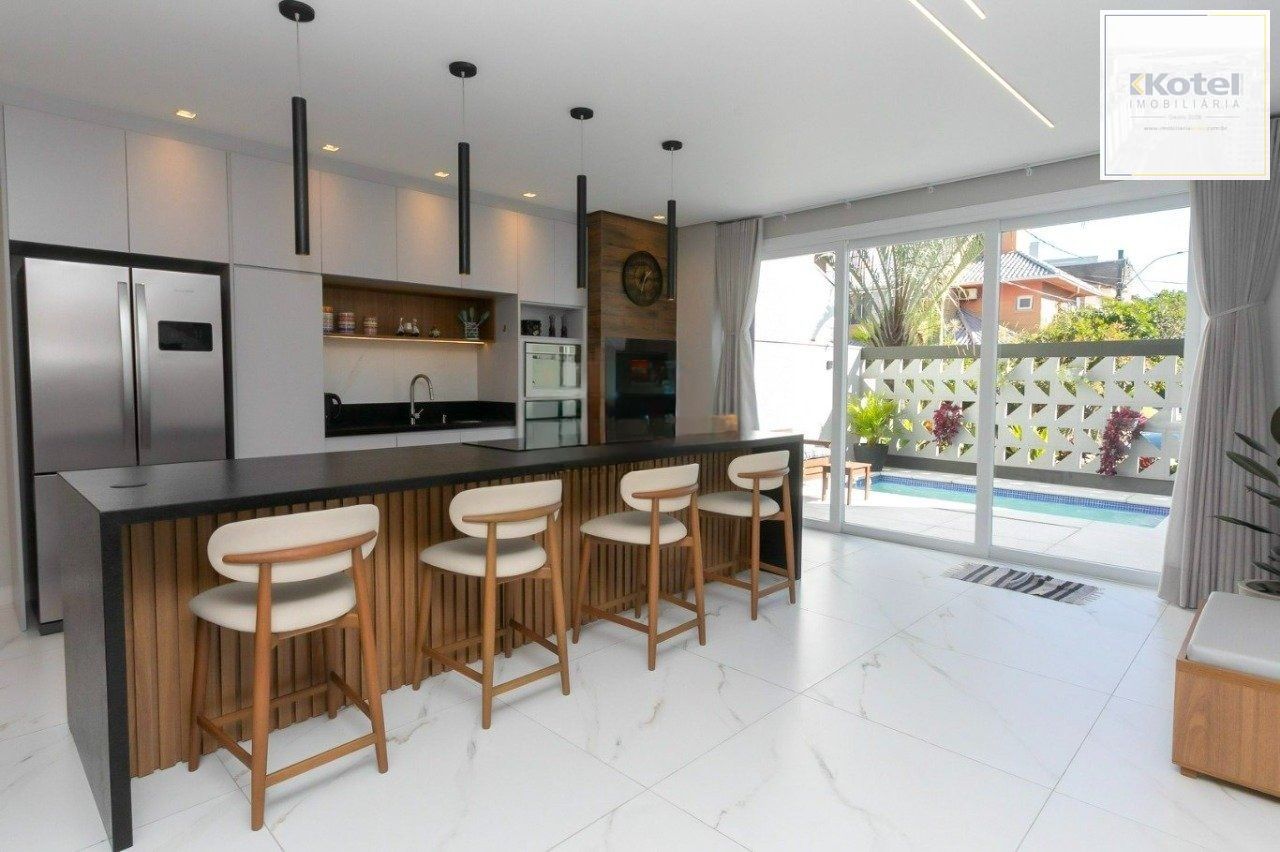 Casa porteira fechada com 3 suítes na Zona Norte de Porto Alegre