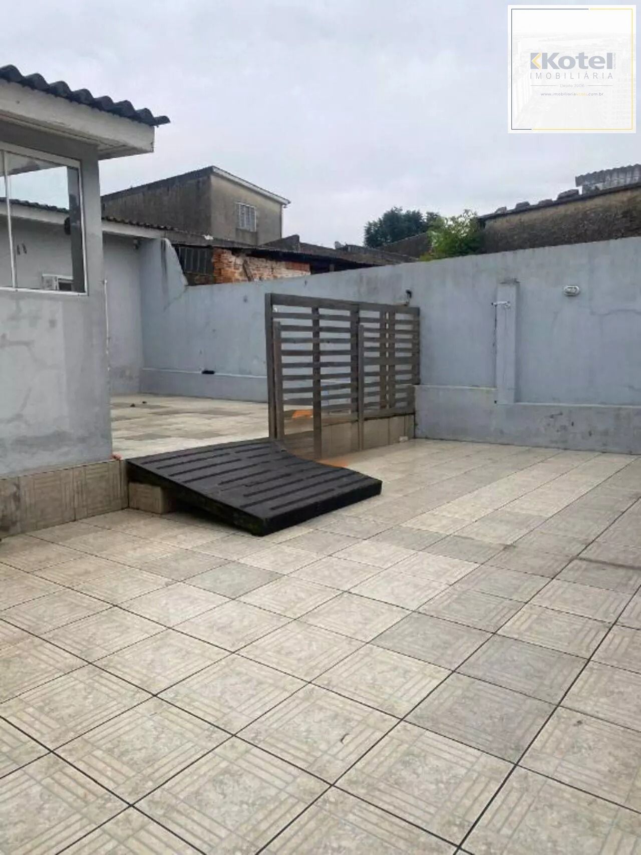 Casa com Duas Residências e Pátio Amplo no Bairro Tranquilo — foto 3