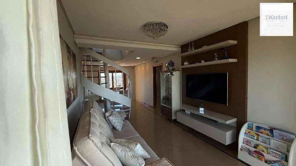 Cobertura com 4 dormitórios, 2 suítes, lavabo e 3 vagas de garagem.