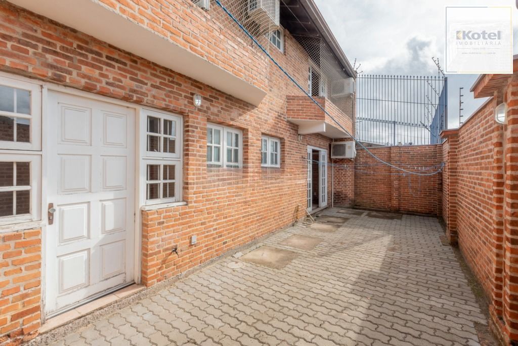 Casa com 4 dormitórios, suíte, churrasqueira e 4 vagas